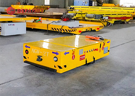 عربة نقل بدون مسار AGV احترافية مع نظام ملاحة ذكي وسعة تحميل مخصصة تعمل بالبطارية